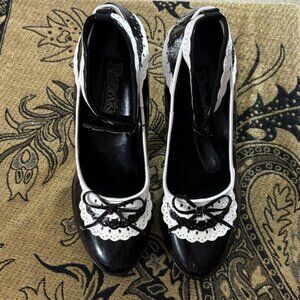 Fantasma Sz 7- Women's Black and White heels Sz 7